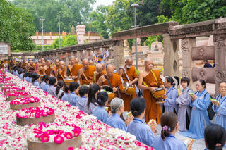 Hàng trăm Phật tử chùa Ba Vàng hành hương, thiện nguyện tại Ấn Độ