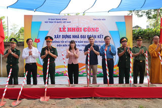 Trao mái ấm Đại đoàn kết cho người nghèo bản Pá Đông
