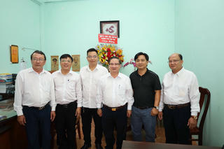 Chủ tịch UBND TP Cần Thơ thăm, chúc mừng VP thường trú Báo Đại Đoàn Kết 