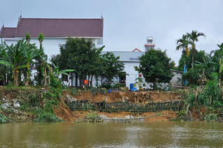 Sạt lở bờ sông Hương đe dọa nhà dân