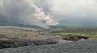 Núi lửa phun trào trên đảo Java, Indonesia sơ tán gần 2 nghìn người