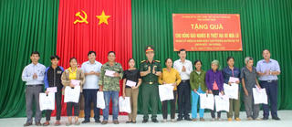 Quảng Ngãi: Tặng quà cho bà con hoàn cảnh khó khăn thiệt hại do mưa lũ