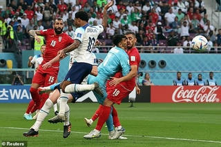 World Cup 2022: Pha va chạm khiến thủ môn Iran bị gãy mũi