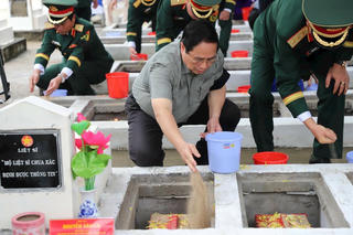 Thủ tướng Chính phủ dự lễ truy điệu và an táng hài cốt liệt sĩ tại An Giang