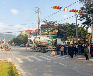 Xe bồn chở bê tông đâm xe máy, 1 người tử vong