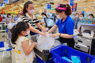 Sức mua thị trường bán lẻ liên tục tăng chậm