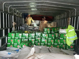 Phát hiện xe tải vận chuyển lượng lớn bia, rượu ngoại không rõ nguồn gốc