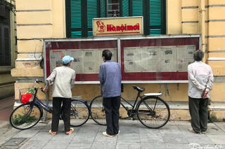 Đọc báo đứng