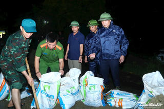 Hà Nội: Nước sông Bùi dâng cao, hàng trăm người chạy lũ, đắp đê trong đêm