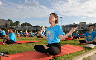 [Ảnh] Quảng Ninh: Gần 3.000 người đồng diễn Yoga tại Ngày Quốc tế Yoga lần thứ 8