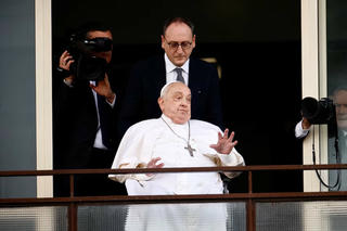 Giáo hoàng Francis trở lại Vatican sau 5 tuần nằm viện