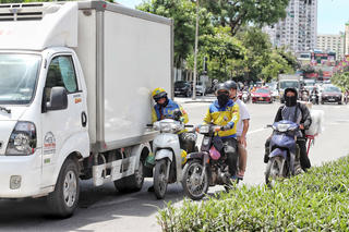 Người dân Hà Nội chống chọi nắng nóng hơn 40 độ C