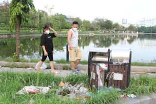 Rác thải ngập ngụa, bốc mùi hôi thối bên trong Công viên Mai Dịch