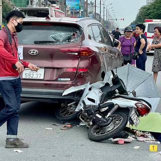 Tông trúng đuôi ô tô gặp TNGT, một người đi xe máy tử vong