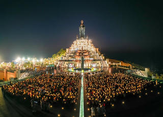 ‏Người dân Nam Bộ đổ về núi Bà Đen, Tây Ninh du xuân, dâng đăng cầu may mắn đầu năm‏