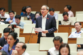 Nên có cơ chế 'ở dưới nói thì trên nghe'