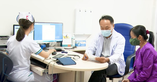Không phân biệt đối xử giữa khám bệnh dịch vụ và bảo hiểm y tế
