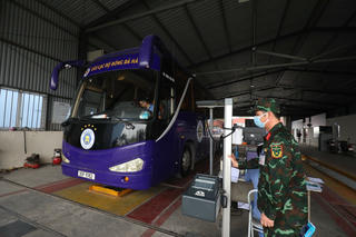 Kiểm định viên quân sự  ‘chi viện’ cho các trung tâm đăng kiểm