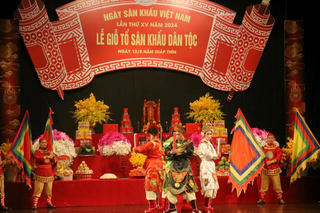 Nghệ sĩ sân khấu tri ân các bậc tiền nhân