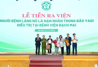 Bé gái Làng Nủ được xuất viện sau 50 ngày điều trị