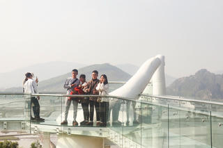 [Ảnh] Cầu kính ở Thanh Hóa có gì mà giới trẻ xếp hàng chờ check-in?