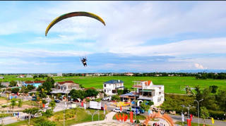 Ngồi dù lượn ngắm phá Tam Giang tại Festival Huế 2024