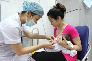 Tăng phụ cấp cho cán bộ y tế: Không thể chậm trễ