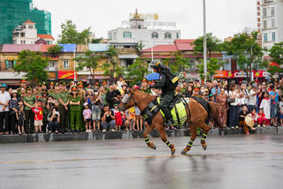 Hải Phòng: Mãn nhãn với dàn kị binh diễu hành trên đường phố