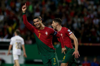 Ronaldo tỏa sáng với cú đúp giúp Bồ Đào Nha chiến thắng