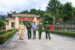 Bắt giữ đối tượng vận chuyển ma túy từ huyện biên giới về thị xã để lấy tiền công