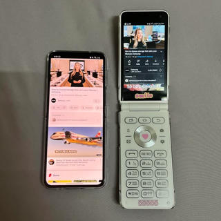 Điện thoại nắp gập 'sống lại' giữa 'cơn lốc' smartphone