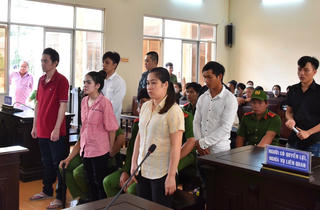 Vợ chồng chủ quán karaoke và nhân viên bị tuyên 89 năm tù