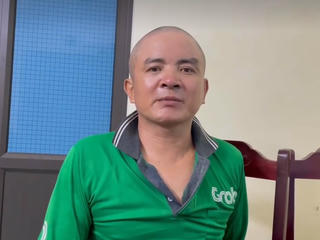 Người đàn ông mặc áo Grap trèo tường vào nhà dân để trộm tivi