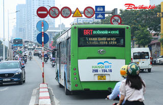 Biển cấm xe máy di chuyển vào giờ cao điểm ở cầu vượt Lê Văn Lương – Láng Hạ chỉ để 'làm cảnh'
