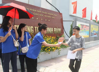 Áo xanh tình nguyện THPT tiếp sức thí sinh thi lớp 10