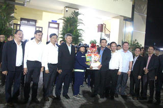 Bí thư Tỉnh ủy Quảng Nam thăm, tặng quà công nhân môi trường đô thị