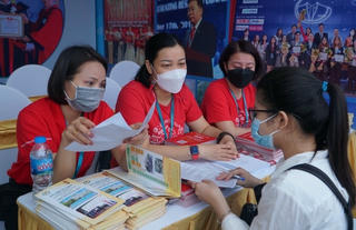 Học phí đại học tăng vọt:  Cần 'liệu cơm gắp mắm'