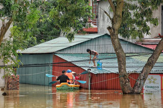 Nước ngập nửa nhà, hơn 100 hộ dân bị cô lập bởi nước lũ ở Sóc Sơn