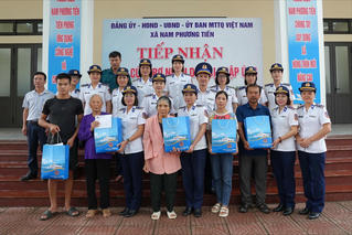 Phụ nữ Cảnh sát biển Việt Nam thăm, tặng quà các gia đình bị thiệt hại do bão lũ