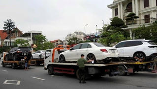 [Ảnh] Cận cảnh dàn xe sang bị đưa đi phục vụ điều tra của nguyên Chủ tịch UBND TP Hạ Long 