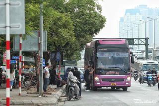 Lãnh đạo Cục Đường bộ Việt Nam thường đưa đón người thân tại điểm xe dù, bến cóc