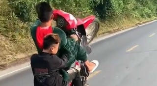 Đăng clip bốc đầu xe lên mạng để khoe khoang, 2 ‘quái xế’ nhận kết đắng 