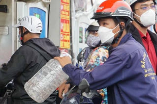Công an TP Hà Nội yêu cầu cây xăng hạn chế bán lẻ bằng chai, lọ cho khách