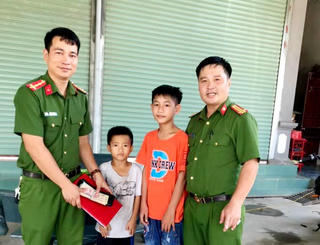 3 học sinh tiểu học trả lại hơn 14 triệu đồng cho người đánh rơi