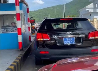 Xe biển xanh qua Trạm thu phí Bắc Hải Vân không chịu đóng phí gây ách tắc giao thông