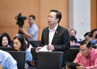 Lo lắng trẻ em không đội mũ bảo hiểm đi xe đạp điện