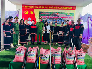 Tặng quà cho hộ nghèo trong Ngày hội 'Toàn dân bảo vệ  ANTQ'