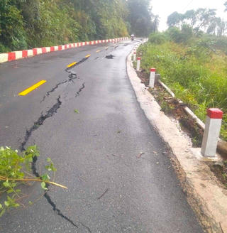 Quảng Ngãi: Đèo Violak bị sạt lở khiến giao thông chia cắt