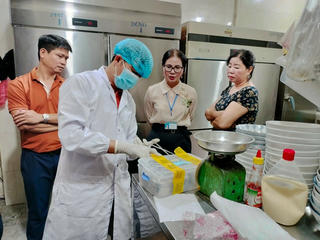Vụ 'cả gia đình ăn bánh mì nghi ngộ độc', kiểm tra, lấy mẫu xác minh làm rõ