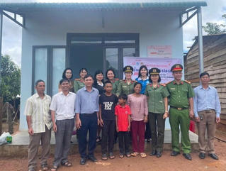 Công an Đắk Nông: Xây nhà, tặng ti vi, cấp học bổng cho trẻ mồ côi trước ngày khai giảng năm học mới